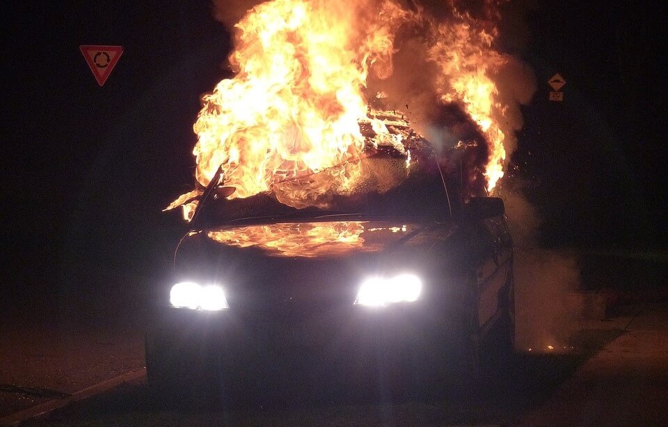Samochód osobowy spowodował pożar ścierniska